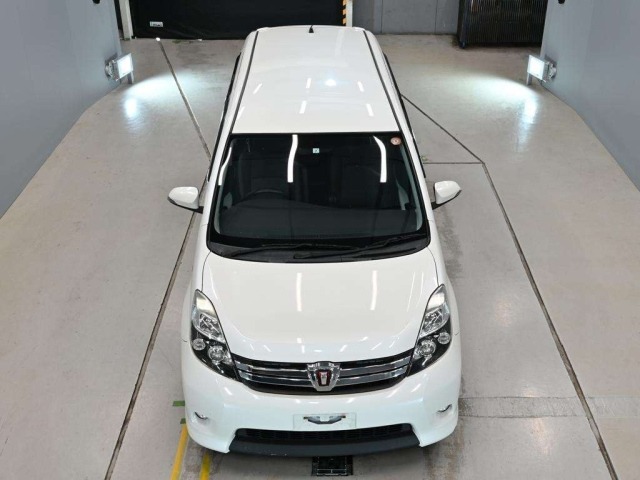 TOYOTA ISIS image 7