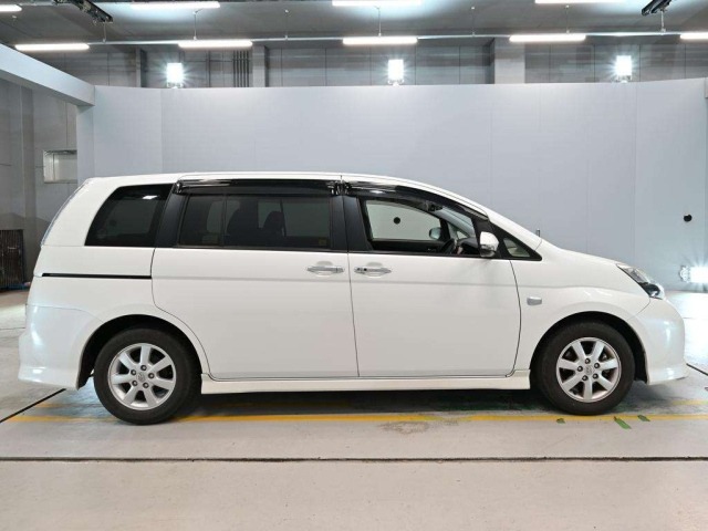 TOYOTA ISIS image 11