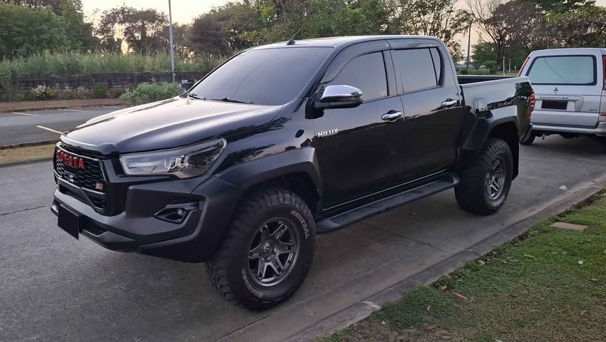 2018 TOYOTA HILUX DOUBLE CAB G 2.8 4WD AT Black image 2