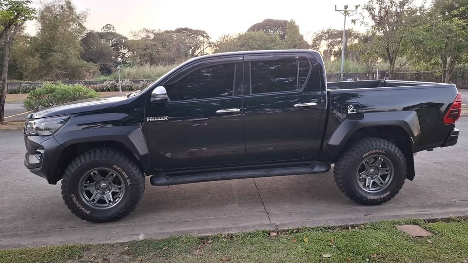 2018 TOYOTA HILUX DOUBLE CAB G 2.8 4WD AT Black image 3