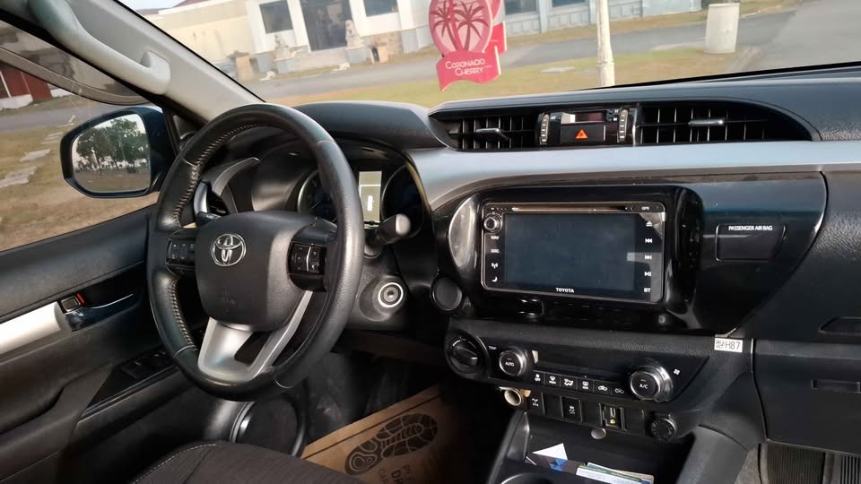 2018 TOYOTA HILUX DOUBLE CAB G 2.8 4WD AT Black image 17