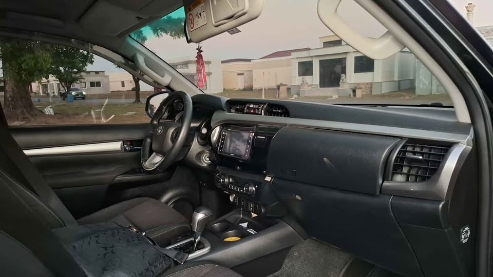 2018 TOYOTA HILUX DOUBLE CAB G 2.8 4WD AT Black image 18