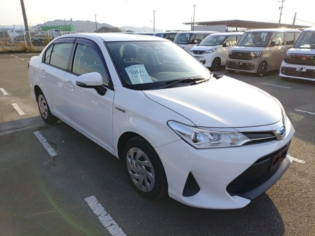 Toyota Corolla Axio White 2019 image 2
