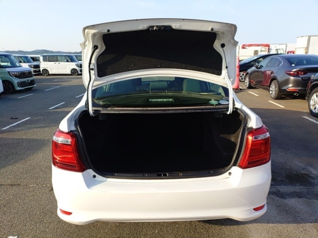 Toyota Corolla Axio White 2019 image 7